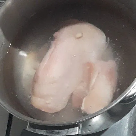 Rebus ayam hingga berubah warna dan keluar kaldunya.
