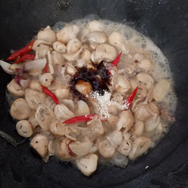 Tambahkan saus tiram dan kaldu jamur, aduk rata.