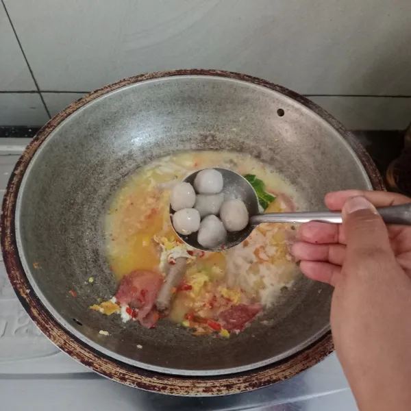 Masukan kerupuk, ceker, cilok, telur.