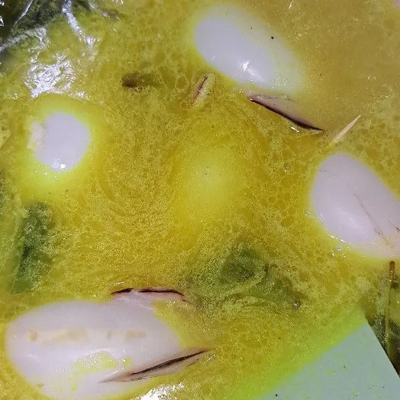 Masukkan cumi tadi dan telur rebus biarkan mendidih.