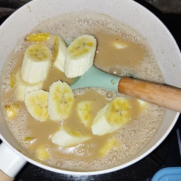 Tambahkan potongan pisang.