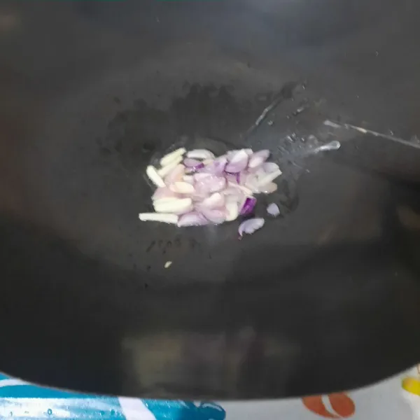 Siapkan minyak sedikit untuk menumis bawang merah dan bawang putih.