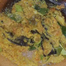 Haluskan bumbu halus, tumis sampai harum masukkan daun salam, daun jeruk, dan lengkuas geprek.