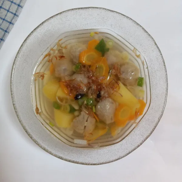 Salin sup bakso ke mangkok lalu beri bawang goreng diatasnya dan siap disajikan.