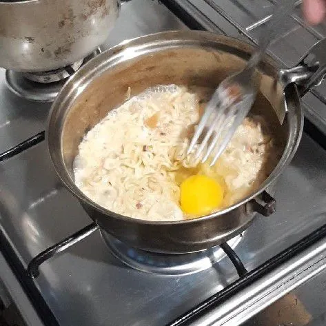 Masukan telur, dan aduk-aduk, masak hingga matang.