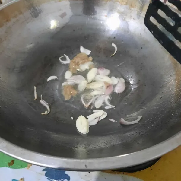Kemudian tambahkan bawang putih yang sudah digiling masak sampai harum.