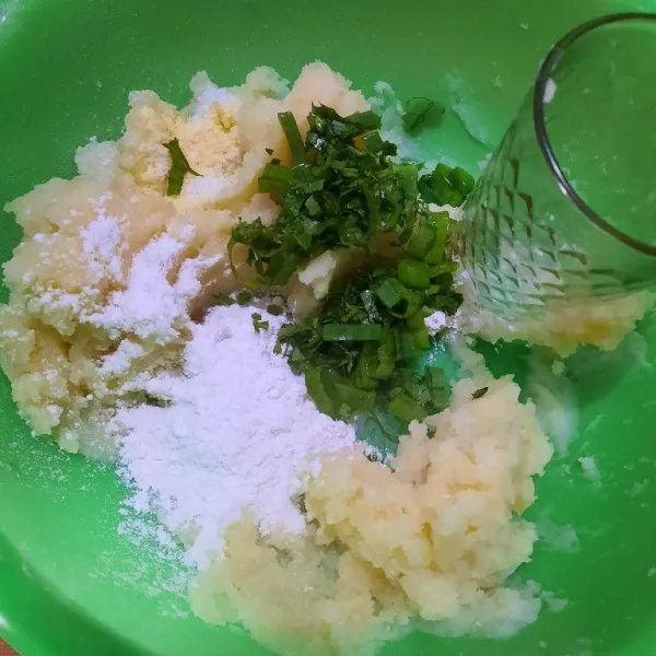 Setelah kentang halus, tambahkan daun seledri, daun bawang, tepung terigu dan tepung beras supaya perkedel tidak hancur saat digoreng.