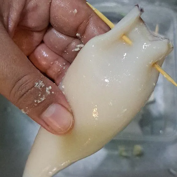 Haluskan tahu, lalu masukkan bawang putih yang sudah dihaluskan, garam, penyedap, lada, terakhir telur, aduk rata, masukkan ke plastik segitiga, lalu masukkan kedalam cuminya.