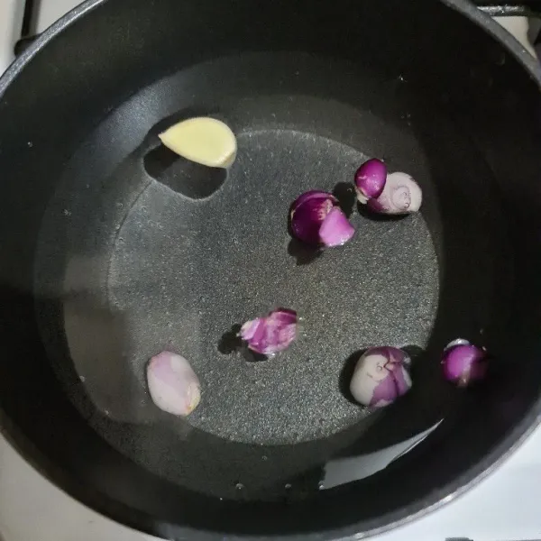 Masukkan bawang merah dan bawang putih kedalam panci yang berisi air.