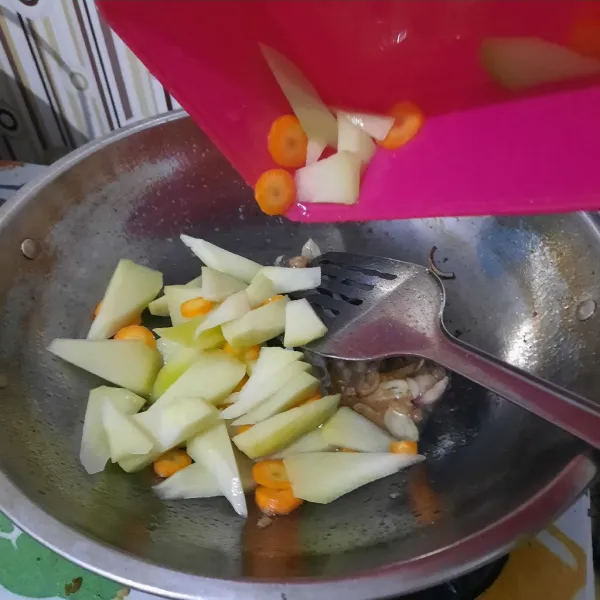 Masukkan wortel dan labu siam yang sudah dipotong.