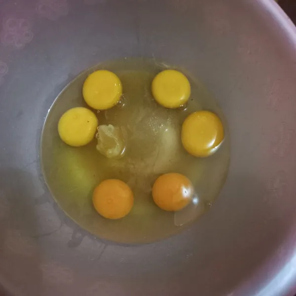 Kocok hingga kental berjejak telur ayam, SP dan gula pasir.