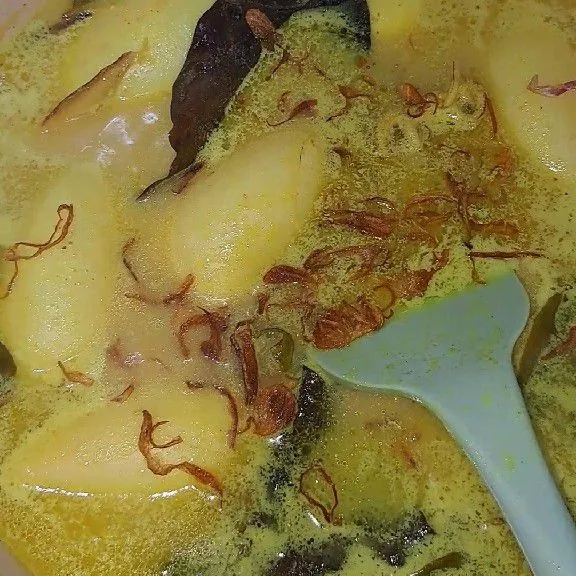 Terakhir taburi dengan bawang merah. Dan siap disajikan di wadah saji.