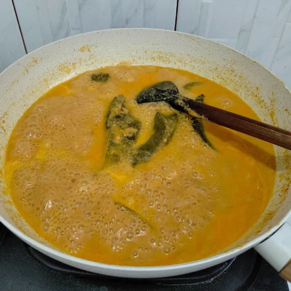 Masak hingga mengeluarkan minyak.