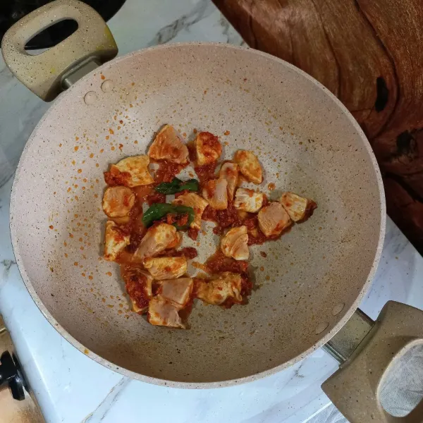 Masukkan potongan daging ayam kemudian tumis sebentar.