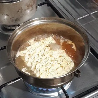 Rebus mie dengan cabe dan bawang putih halus hingga ½ matang.