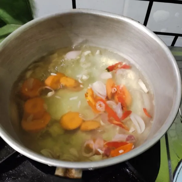 Setelah mendidih masukan wortel, masak sampai hingga setengah matang.