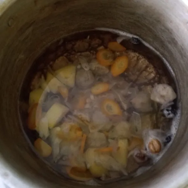 Masukkan wortel, kentang, bakso masak hingga matang.
