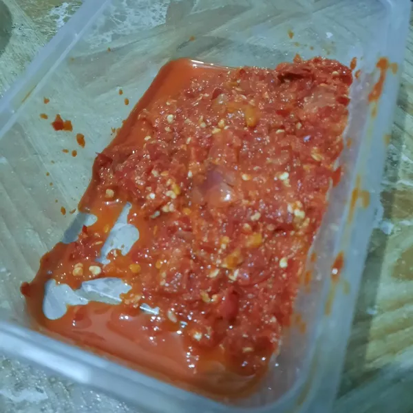 Haluskan cabe merah, bawang merah, bawang putih dan tomat.