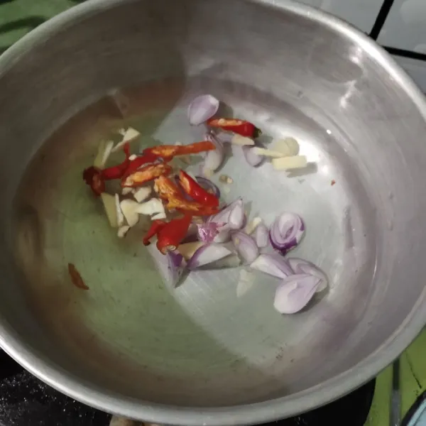 Nyalakan kompor, siapkan air dan masukan bawang merah, bawang putih dan cabe.