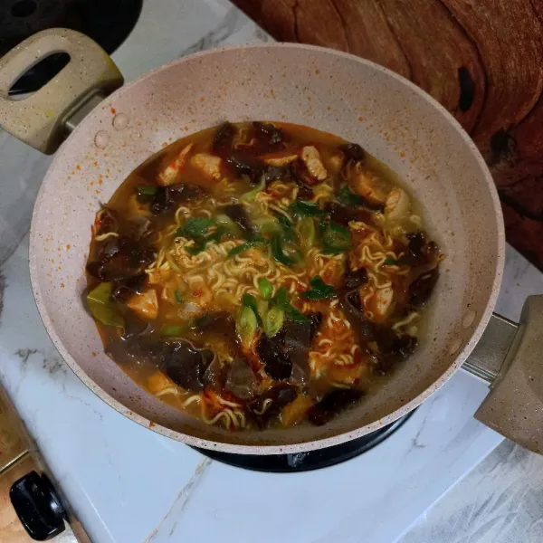 Terakhir masukkan daun bawang dan siap untuk di sajikan, selamat mencoba ☺️