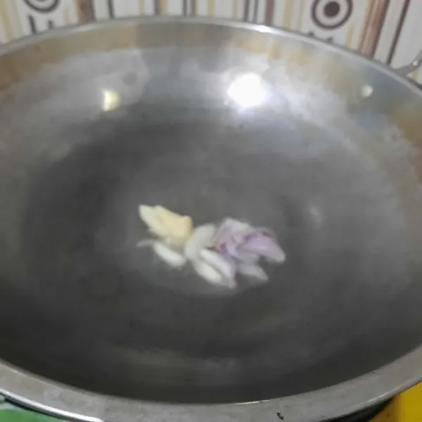 Tumis bawang merah dan putih yang sudah diiris.