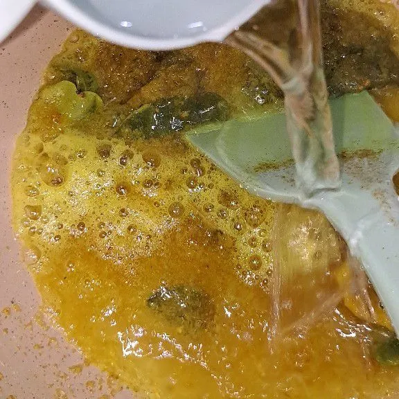 Setelah bumbu wangi, masukkan air, lada bubuk juga ketumbar bubuk.