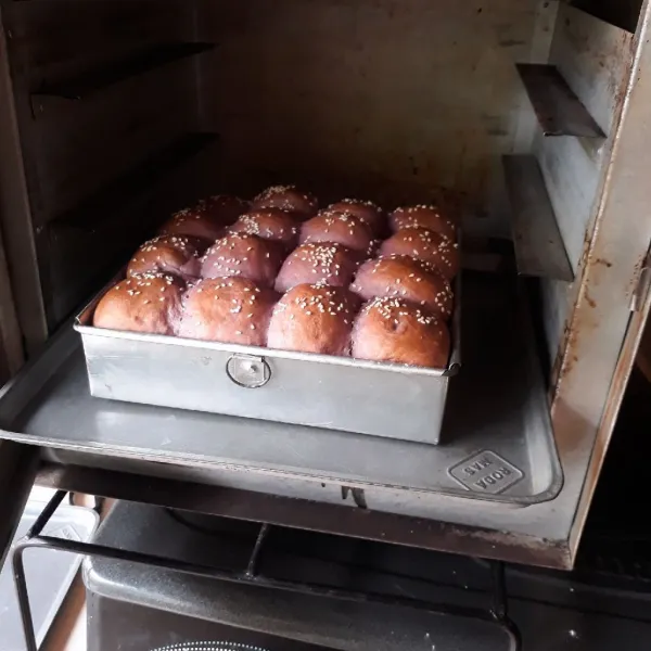 Panggang dalam oven yang sudah dipanaskan gunakan api sedang hingga matang, sesuaikan dengan oven masing - masing. Keluarkan dari loyang dan olesi atasnya dengan margarin cair.