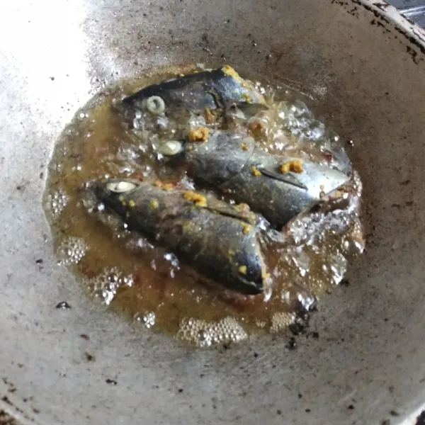 Potong-potong ikan, lumuri dengan jeruk nipis. Diamkan beberapa saat lalu bilas. Baluri dengan bumbu Marinasi lalu goreng.