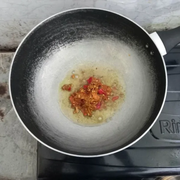 Tumis bumbu sampai wangi dan sedikit layu.