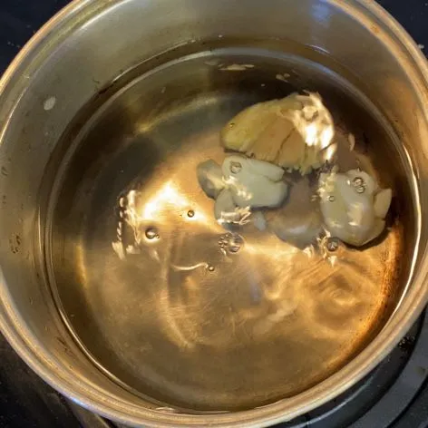 Masukkan bawang putih dan jahe dalam air.