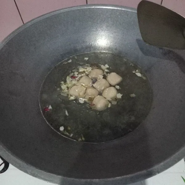 Masukkan bakso rebus hingga mengembang.