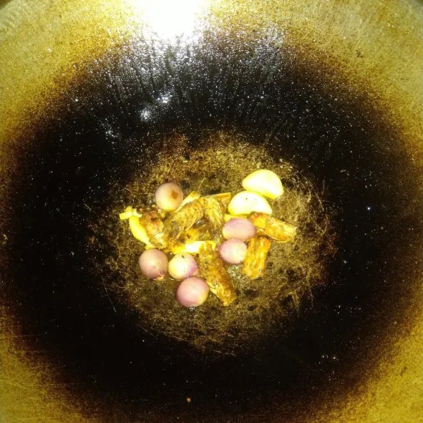 Panaskan sedikit minyak, kemudian, tumis sebentar kepala udang dengan bawang merah, bawang putih dan daun bawang. Angkat