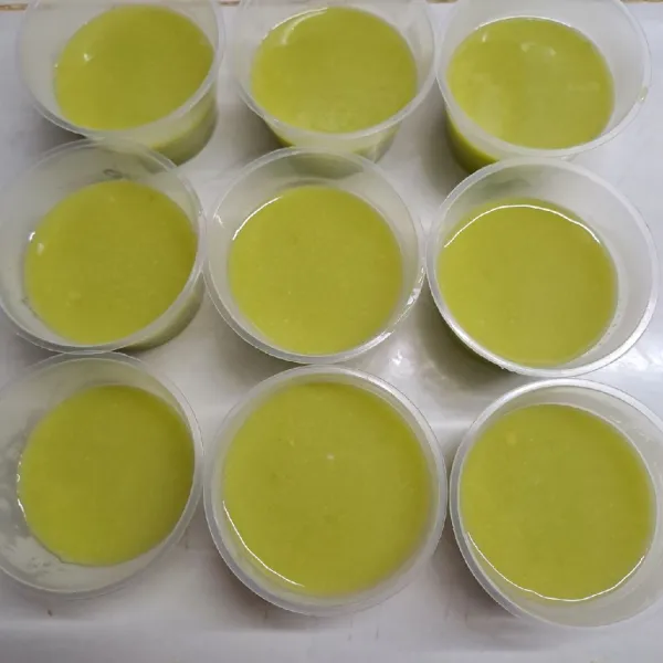Tuang adonan dalam cup puding ¾ tinggi cup. Biarkan sampe permukaan set.