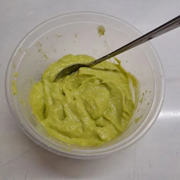 Hancurkan daging buah apukat, bisa pake saringan atau diblender sampai lembut. Sisihkan.