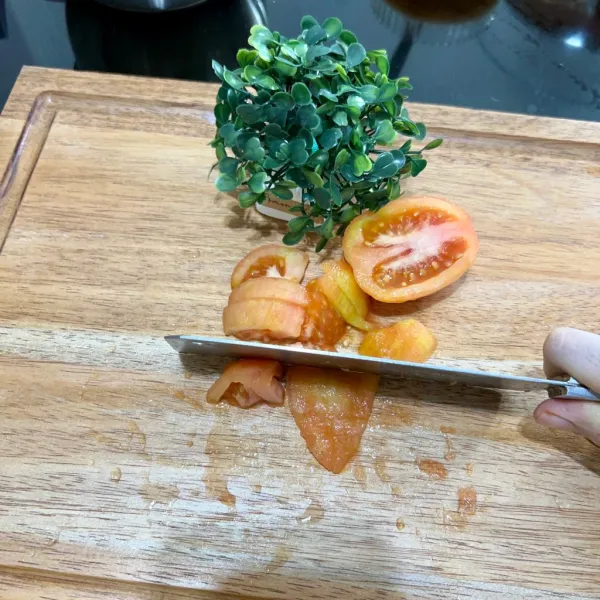 Rendam tomat dalam air panas selama 1 menit kupas kulit dan buang bagian keras yang ada di tengah tomat.