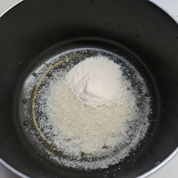 Dalam panci, campur gula pasir, garam dan bubuk agar-agar.  Tuang susu dan tambahkan krimer kental manis. Aduk sampai rata dan larut. Letakkan di atas kompor, nyalakan api sedang.