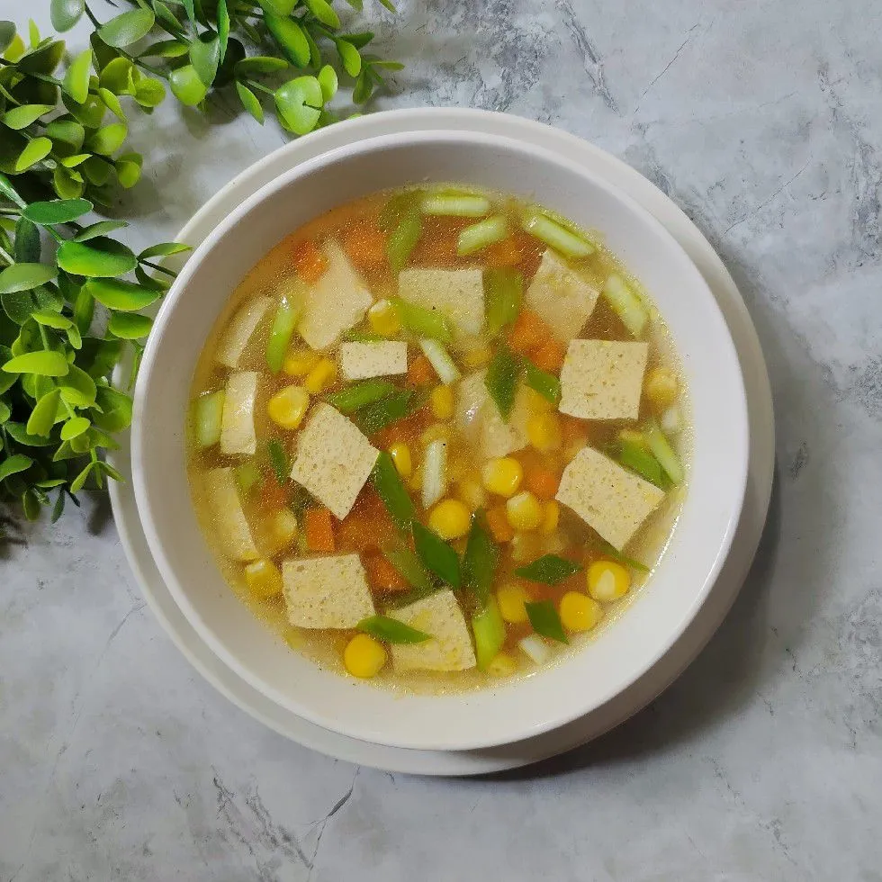 Proses memasak sup tahu wortel dalam panci