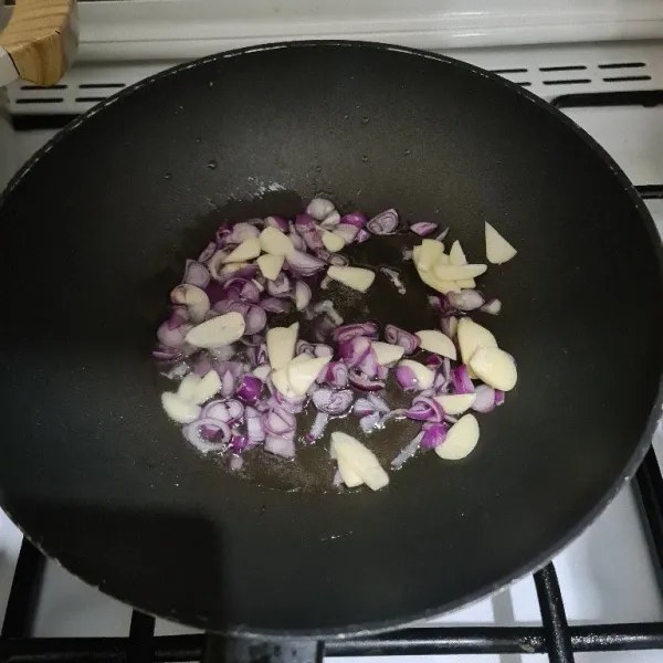 Panaskan minyak goreng lalu masukkan irisan bawang putih dan bawang merah. Tumis hingga wangi.