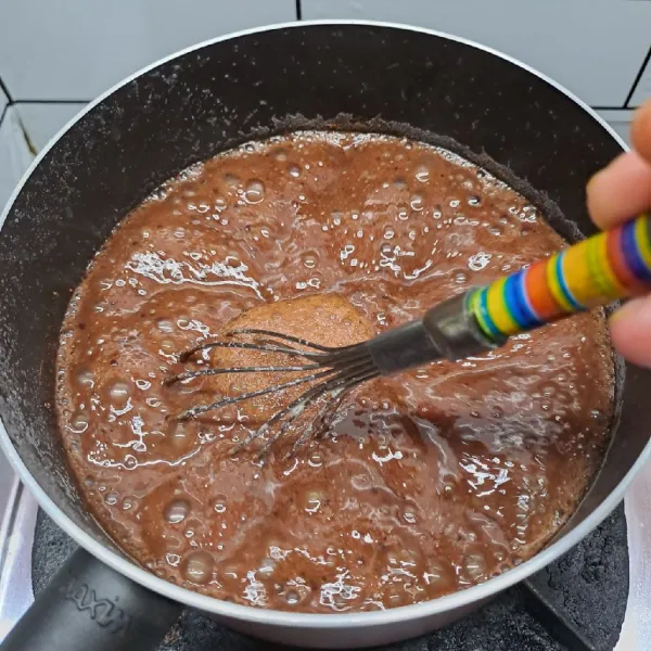 Masak sampai adonan mendidih. Matikan kompor. Tuang diatas lapisan alpukat. Tunggu sampai puding set. Masukkan kulkas, sajikan dingin lebih nikmat.