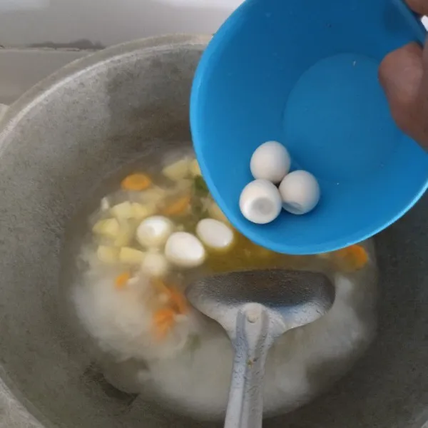 Masukkan telur puyuh yang sudah dikupas, dan masak sampai sayur matang sempurna.