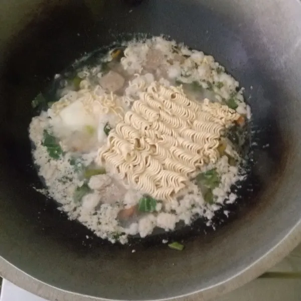 Masukkan mie instan aduk rata, masak hingga matang.