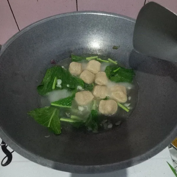 Masukkan caisim, lada bubuk, garam dan penyedap masak sampai bumbu meresap dan caisim matang.