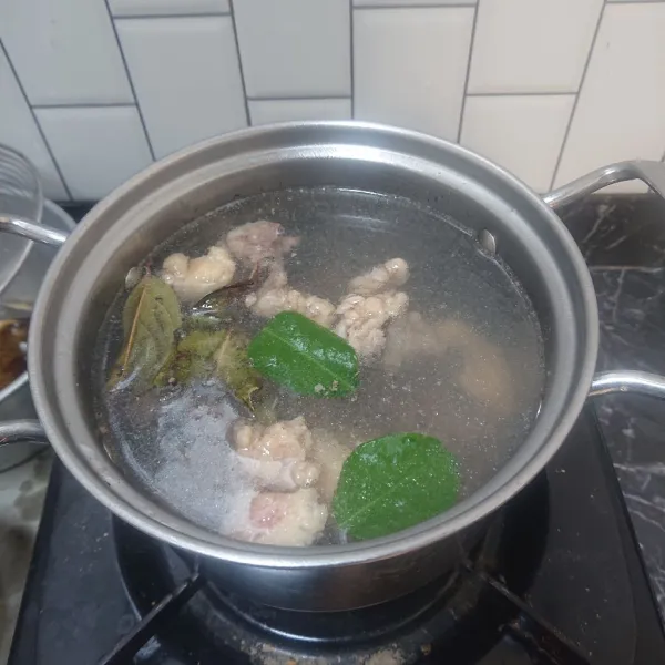 Masak kembali daging. Masukkan daun salam dan daun jeruk.