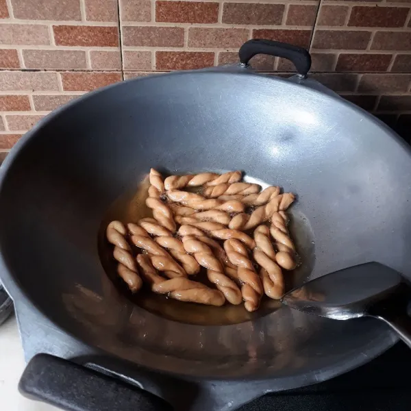 Goreng sambil diaduk - aduk hingga kecoklatan dan renyah. Angkat dan tiriskan, sisihkan hingga dingin.