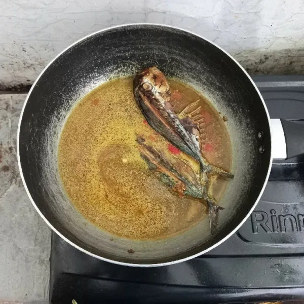 Masukkan 800 ml air santan dan kaldu rasa sapi instan secukupnya. Biarkan sampai matang.