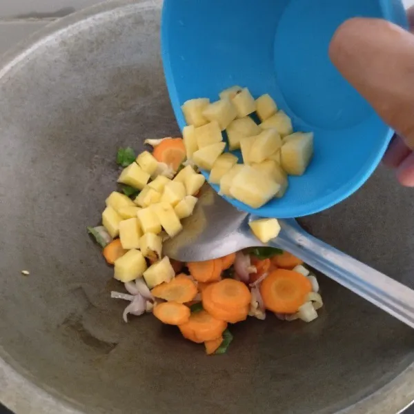 Masukkan sayur-sayur, aduk rata.