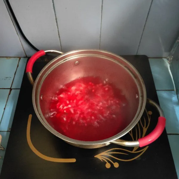 Rebus air hingga mendidih, lalu masukkan sagu mutiara, masak selama 10 menit.
