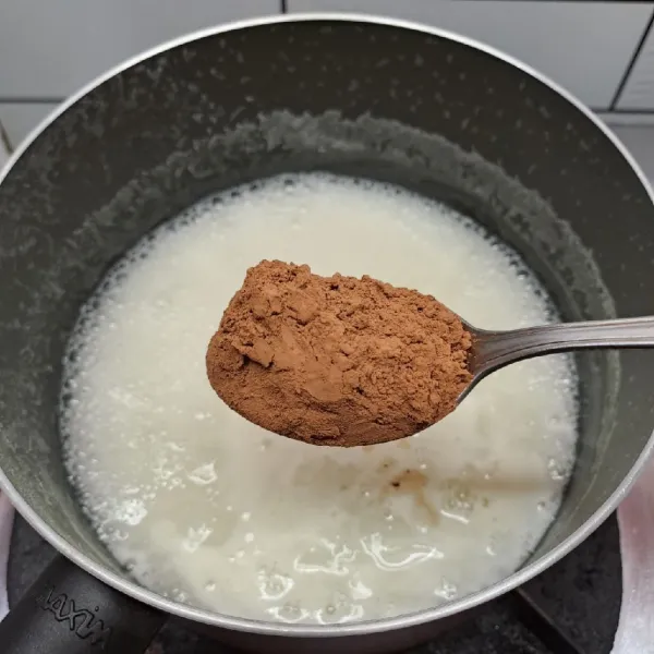 Sisa ¼ adonan puding dimasak lagi sampai mencair, beri bubuk cokelat. Aduk sampai rata.