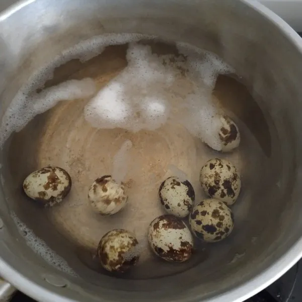 Rebus telur puyuh sampai matang.
