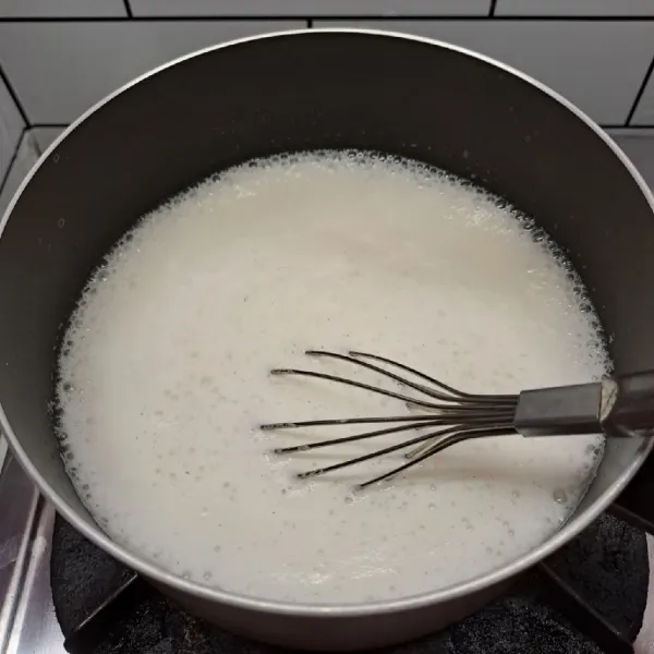 Masak puding sambil diaduk-aduk sampai matang dan mendidih. Matikan kompor.